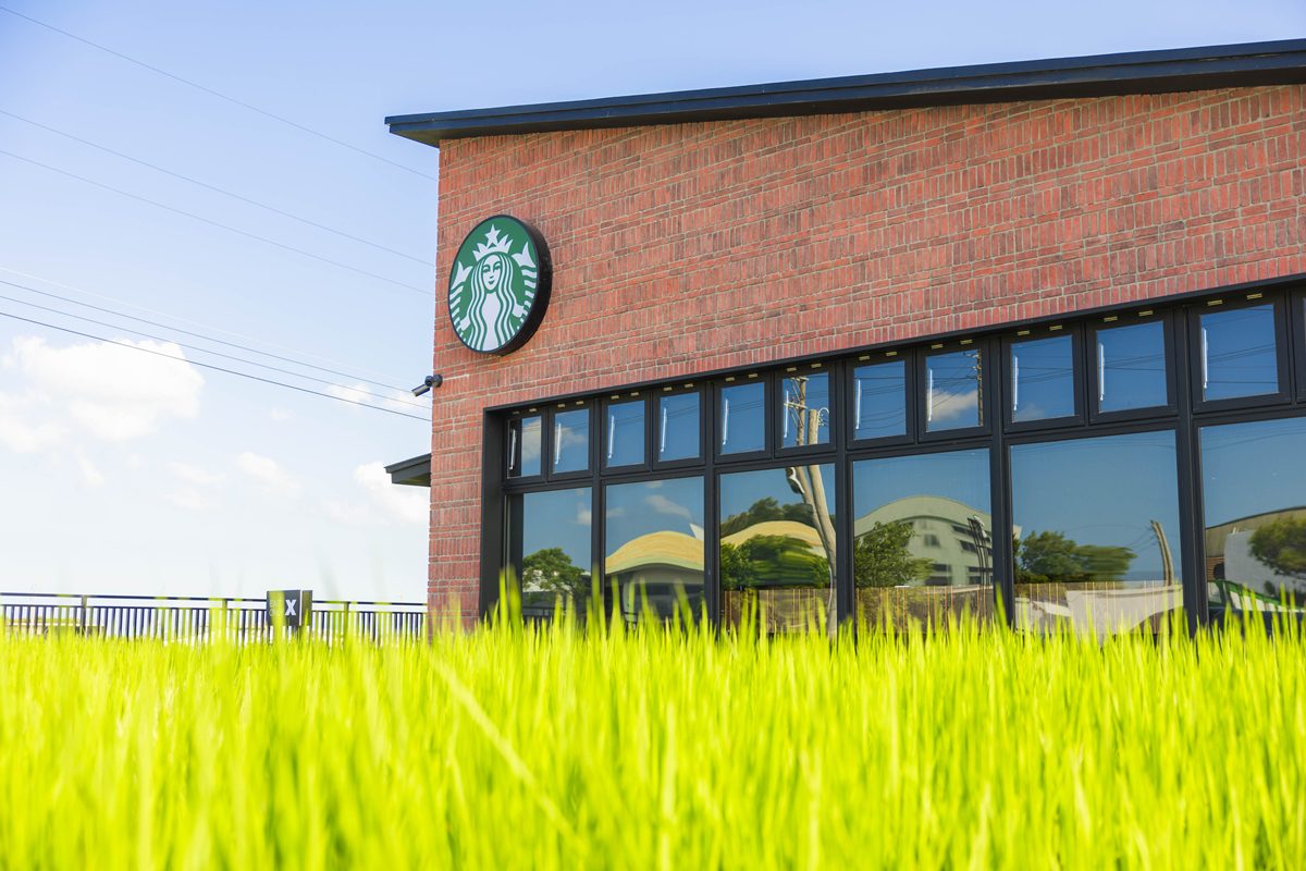 漫步田野間 邂逅咖啡香！星巴克苑裡稻香門市